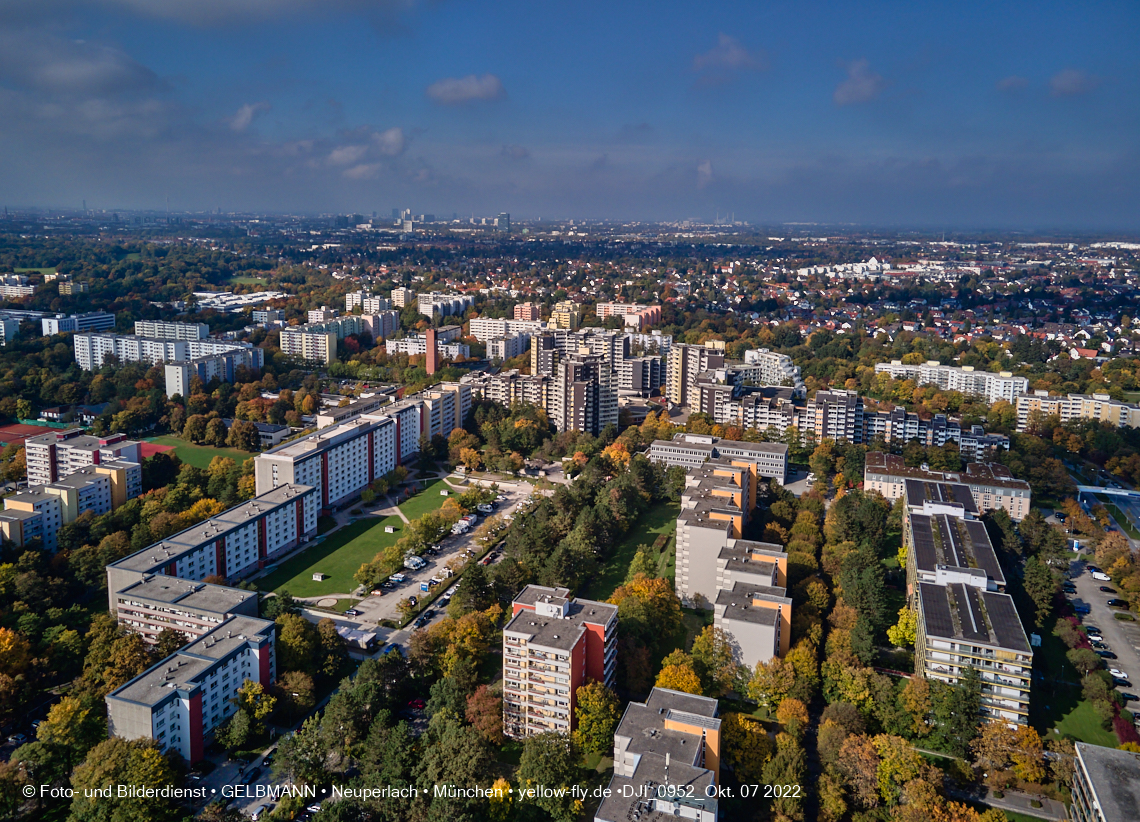 13.10.2022 - Das Marx-Zentrum und Wohnanlage Karl-Marx-Ring 52-62 in Neuperlach